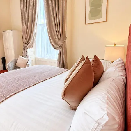 Morehampton Townhouse Homestay *